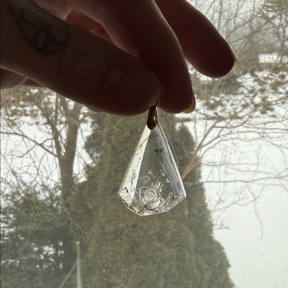 AIR BUBBLE 🫧 QUARTZ PENDANT (rainbow flash)